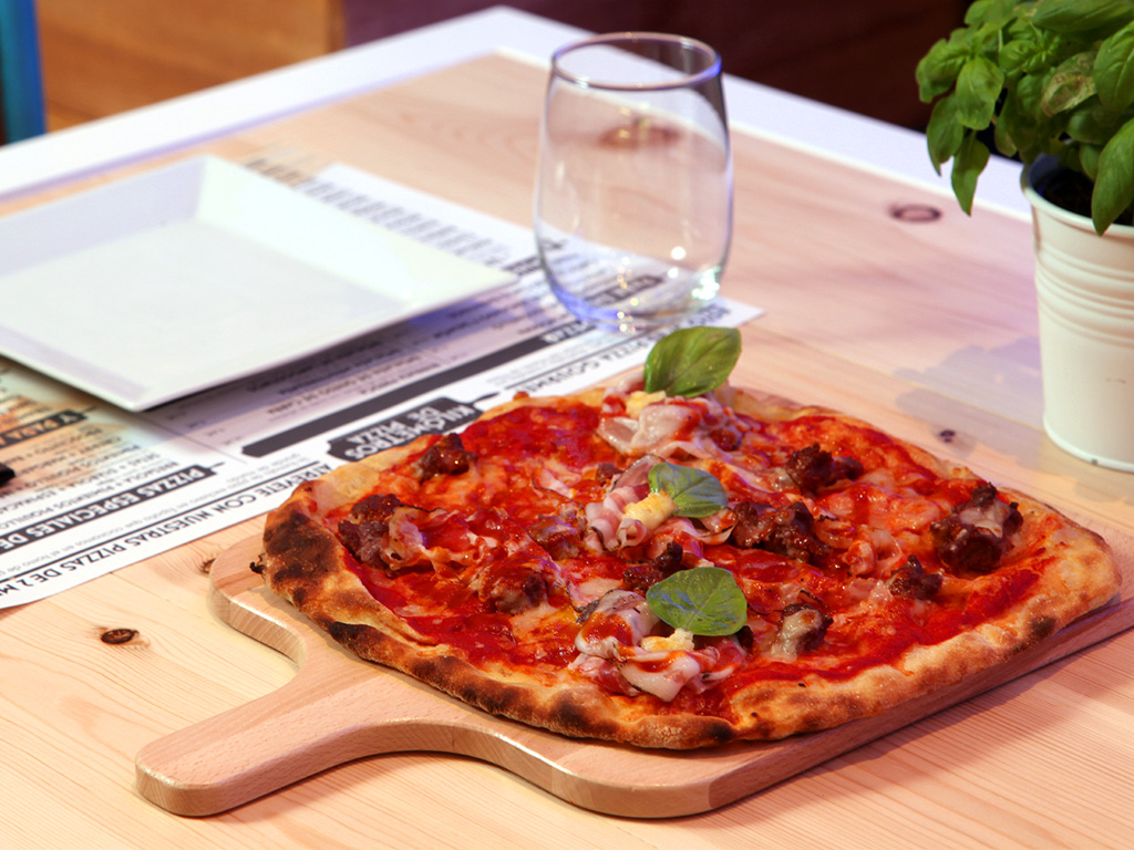 ¿Con las manos o con cuchillo y tenedor? Así se come la pizza según el país.